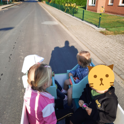 Spazieren mit den Bollerwagen